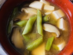 豆腐といんげんと椎茸の味噌汁